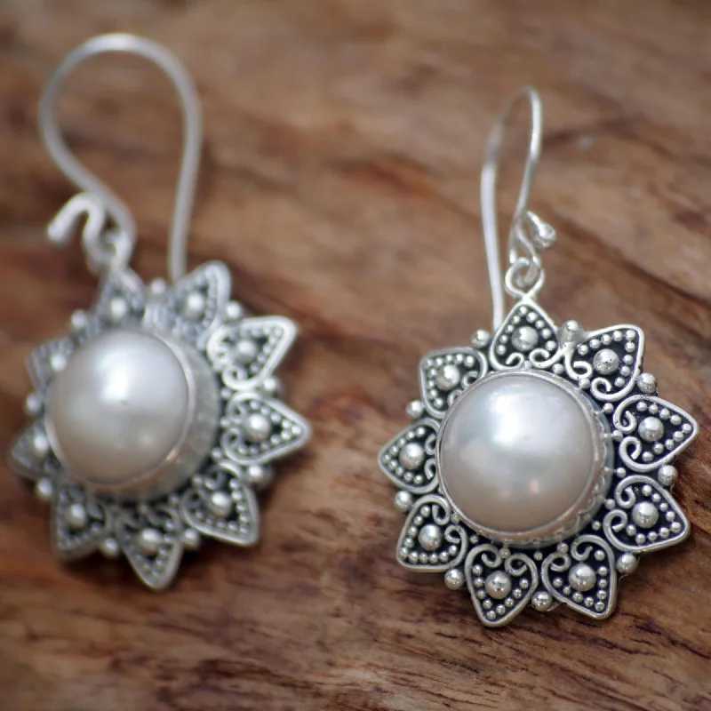 Handmade Sterling Silver 'Melati Hearts' Pearl Earrings (11 mm) (Indonesia) - Clear/White - 1.6*0.9