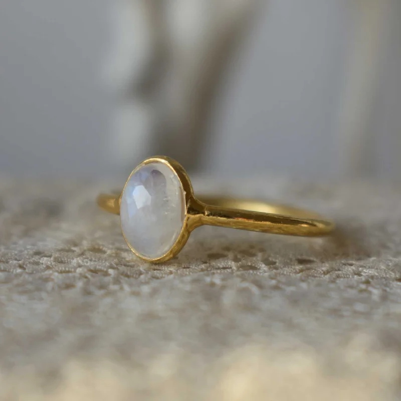 Moonstone | 'Laia'  Oval ring | 24k Gold-plated